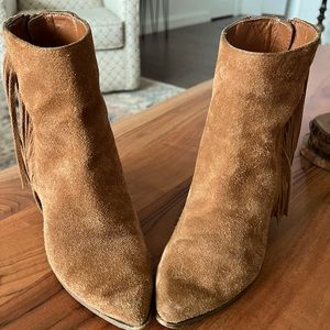 Steve Madden leather ankle booties with lots of fringe! SIZE 7